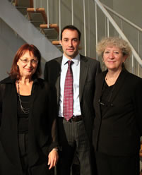 Me Frédéric Cotnoir entouré de la présidente Danielle Palardy Roger (à droite sur la photo) et de la directrice générale, Pierrette Gingras [Photo: Bruno Massenet, Montréal (Québec), December 19, 2011]