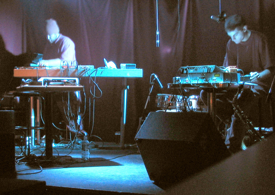 morceaux_de_machines in concert, O Patro Vys [Photo: James Schidlowsky, Montréal (Québec), November 25, 2004]
