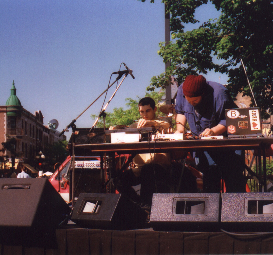 morceaux_de_machines en concert extérieur sur l’avenue du Mont-Royal [Photo: James Schidlowsky, Montréal (Québec), 7 juin 2002]