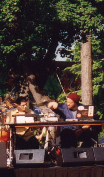 morceaux_de_machines en concert extérieur sur l’avenue du Mont-Royal [Photo: James Schidlowsky, Montréal (Québec), 7 juin 2002]