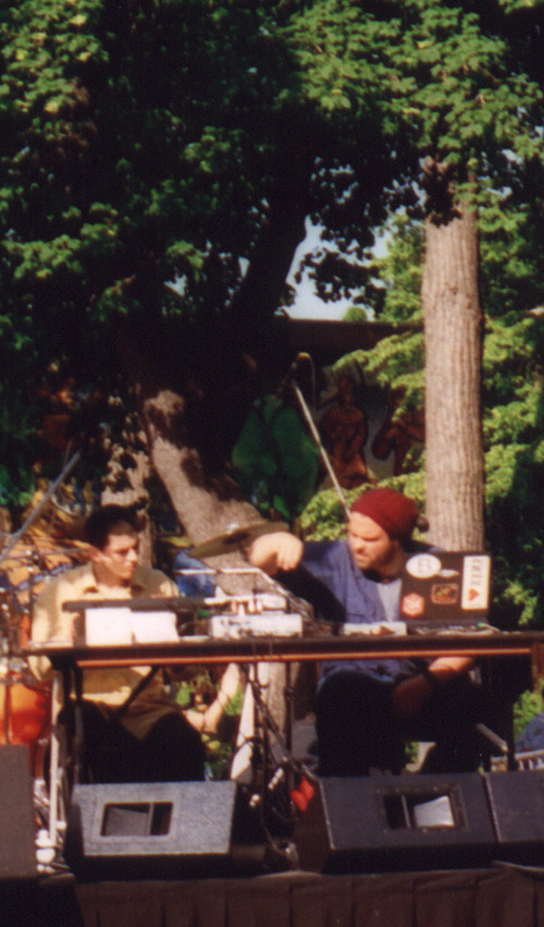 morceaux_de_machines en concert extérieur sur l’avenue du Mont-Royal [Photo: James Schidlowsky, Montréal (Québec), 7 juin 2002]