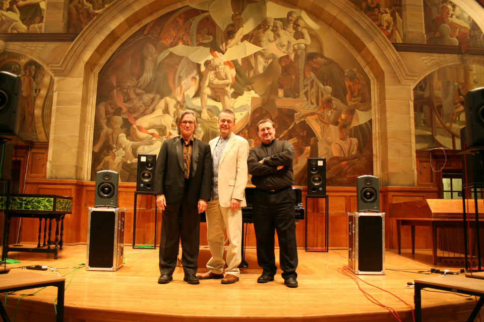Robert Normandeau, Andrew Lewis et Jonty Harrison sur la scène du Powis Hall, Bangor University [Bangor (Pays de Galles, RU), 30 octobre 2008]