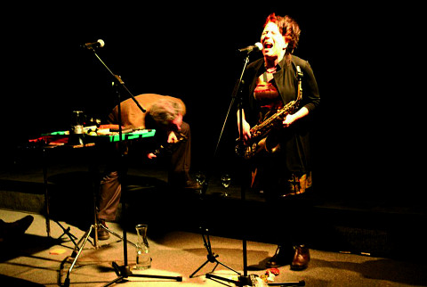 Nous perçons les oreilles (Jean Derome, Joane Hétu) en concert à Montréal [Photo: Jean-Claude Désinor, Montréal (Québec), 10 mars 2010]