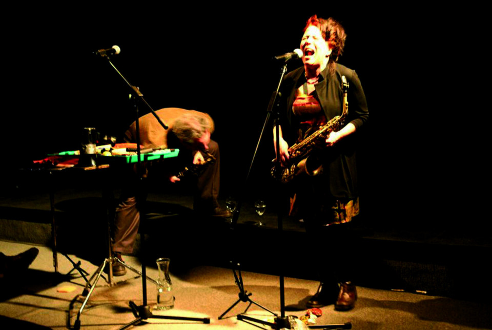 Nous perçons les oreilles (Jean Derome, Joane Hétu) in concert at Montréal [Photograph: Jean-Claude Désinor, Montréal (Québec), March 10, 2010]