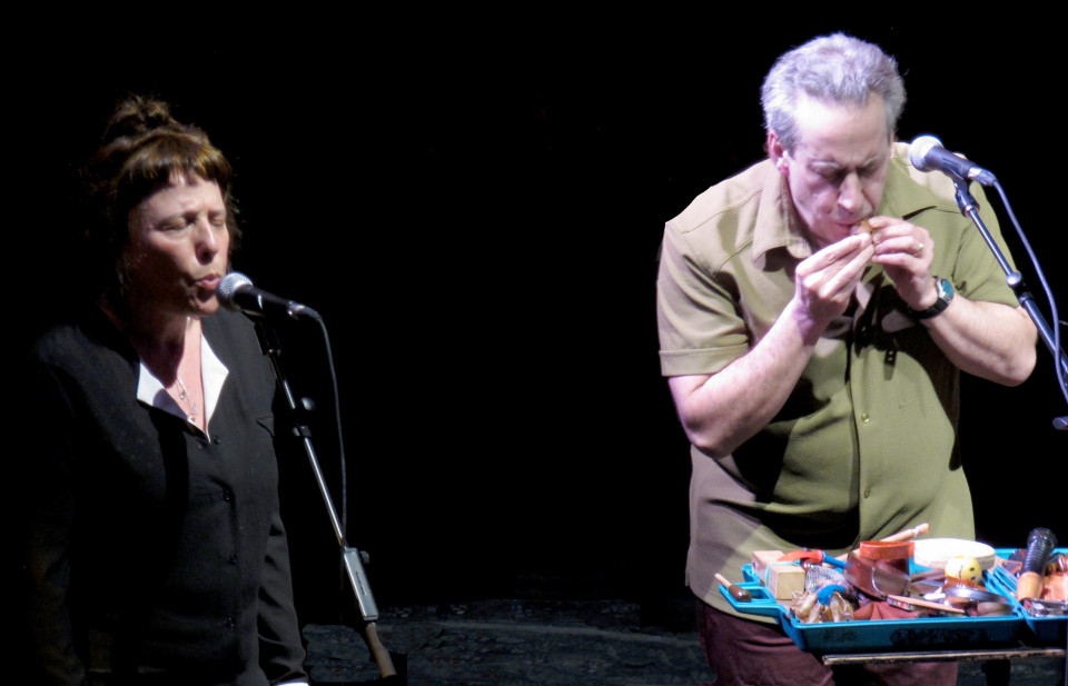 Nous perçons les oreilles (Jean Derome, Joane Hétu) lors du lancement de l’Année Jean Derome [Photo: Céline Côté, Montréal (Québec), 28 avril 2015]