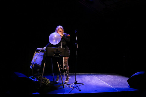 Alexis O’Hara / Montréal / Nouvelles Musiques 2015: Cabaret Techno-LowTech 2, Agora Hydro-Québec – Cœur des sciences – UQAM, Montréal (Québec) [Photo: Andréa Cloutier, Montréal (Québec), 7 mars 2015]