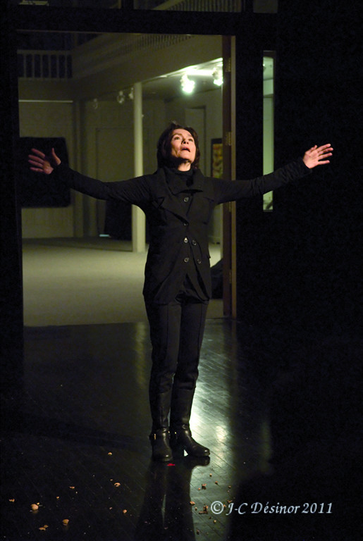 Christiane Pasquier interprétant la pièce Joséphine, la cantatrice des souris troisième volet du projet À la rencontre de Kafka [Photo: Jean-Claude Désinor, Montréal (Québec), 15 avril 2011]