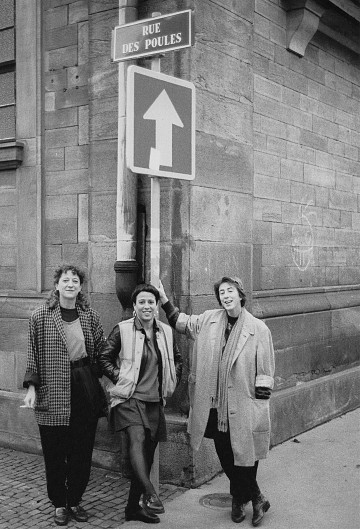 Les Poules, tournée en France; apparaissant sur la photo: Danielle Palardy Roger; Joane Hétu; Diane Labrosse [Photo: Jacques Leduc, 1989]