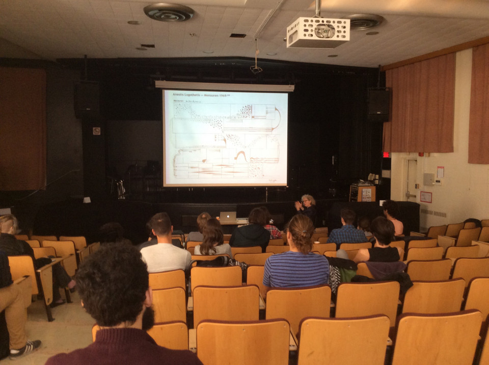 Danielle Palardy Roger présente l’atelier de partitions graphiques aux compositeurs de la Céco à l’Université de Montréal [Photo: Joane Hétu, Montréal (Québec), 22 octobre 2015]