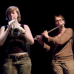 Emma Rowlandson-O’Hara, Solomiya Moroz / Concert, La Sala Rossa, Montréal (Québec) [Photograph: Chrissy Cheung , Montréal (Québec), October 10, 2011]
