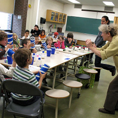 Danielle Palardy Roger dirigeant une classe dans la cadre du projet jeunesse «Les petits bruits» [Montréal (Québec), 21 mai 2008]