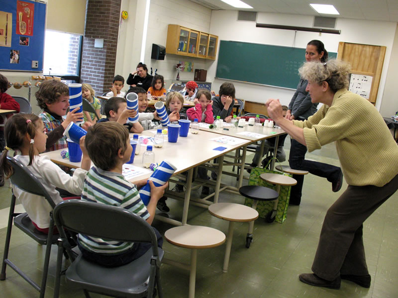 Danielle Palardy Roger dirigeant une classe dans la cadre du projet jeunesse «Les petits bruits» [Montréal (Québec), May 21, 2008]