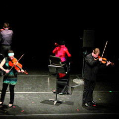 Quatuor Bozzini interprétant le deuxième mouvement de la pièce Le mensonge et l’identité de Jean Derome et Joane Hétu [Photo: Bruno Massenet, Montréal (Québec), 21 février 2010]