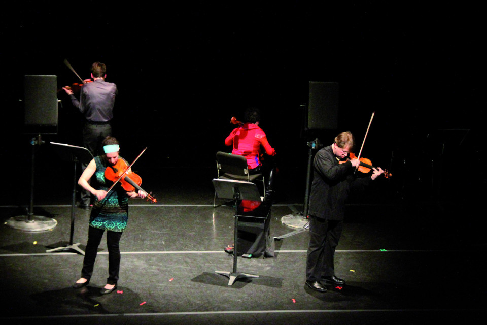 Quatuor Bozzini interprétant le deuxième mouvement de la pièce Le mensonge et l’identité de Jean Derome et Joane Hétu [Photo: Bruno Massenet, Montréal (Québec), 21 février 2010]
