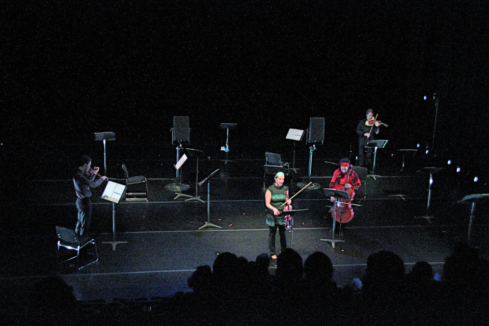 Quatuor Bozzini interprétant le troisième mouvement de la pièce Le mensonge et l’identité de Jean Derome et Joane Hétu [Photo: Bruno Massenet, Montréal (Québec), 21 février 2010]