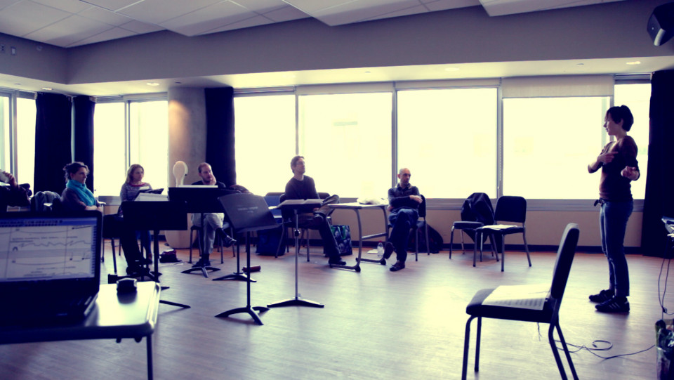 Composer’s Kitchen 2013 avec Amber Priestley, Seán Clancy, Michael Oesterle, Laurence Crane et Marielle Groven (debout) [Photo: Lianne Finnie, Montréal (Québec), avril 2013]