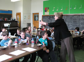 Danielle Palardy Roger dirigeant une classe [Photo: Céline Côté]