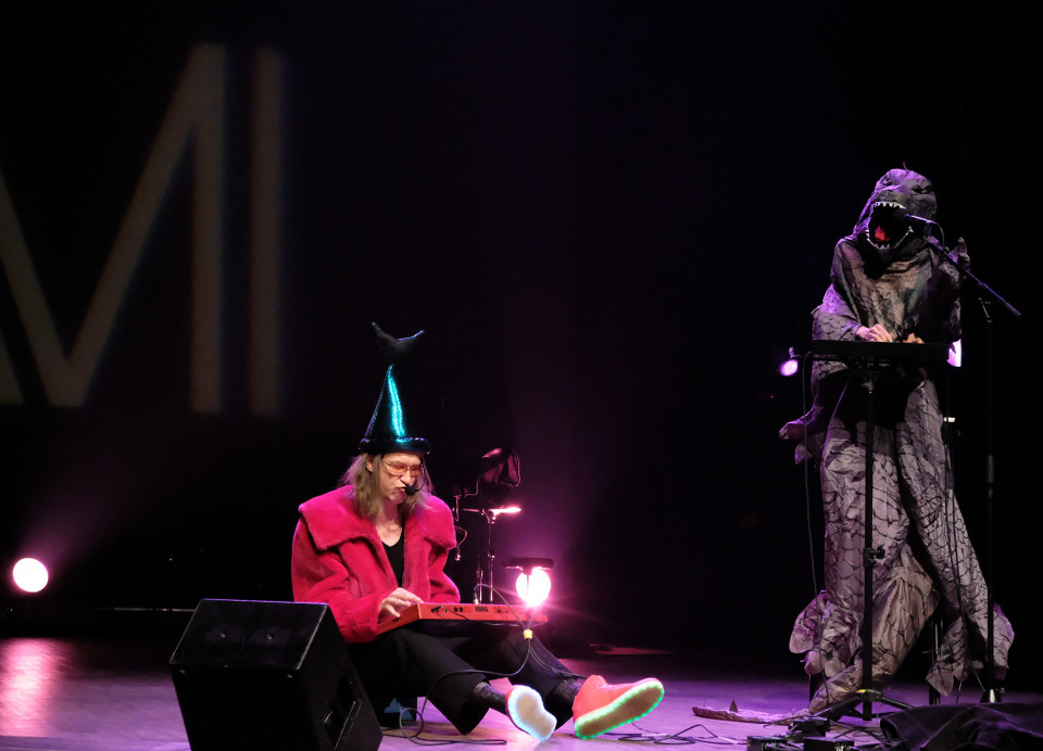 Vergil Sharkya’ & Kathy Kennedy during the Le cabaret qui ruisselle concert, as part of the Montréal / Nouvelles Musiques 2021 festival. [Photograph: Céline Côté, Montréal (Québec), February 24, 2021]