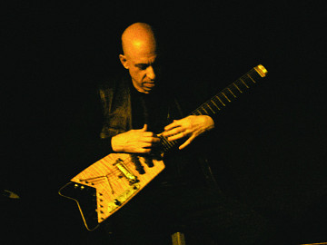 Elliott Sharp en concert à La Sala Rossa dans le cadre de l’événement Ça frappe de Productions SuperMusique [Photo: Céline Côté, Montréal (Québec), 25 mars 2009]