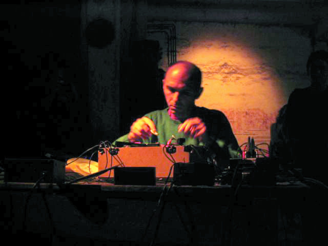 Martin Tétreault en concert au Festival Garage (Allemagne) [Photo: Éric Mattson, août 2003]