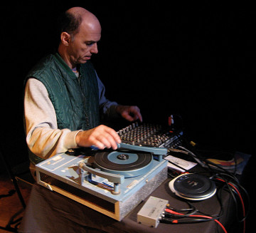 Martin Tétreault in rehearsal for Productions SuperMusique’s Y’a du bruit dans ma cabane [Photo: Joane Hétu, December 2008]