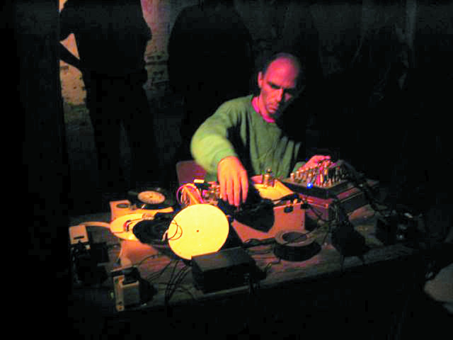 Martin Tétreault en concert au Festival Garage (Allemagne) [Photo: Éric Mattson, août 2003]