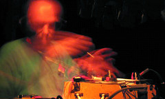 Martin Tétreault en concert au Festival Garage (Allemagne) [Photo: Éric Mattson, août 2003]