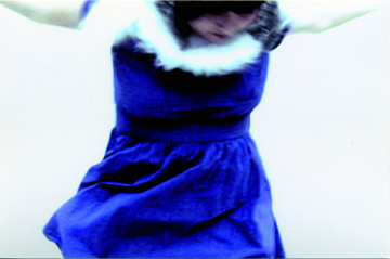 Alice Tougas St-Jak en plein vol lors d’une répétition de La femme territoire ou 21 fragments d’humus de Joane Hétu [Photo: Mélanie Ladouceur, Montréal (Québec), 2 décembre 2009]