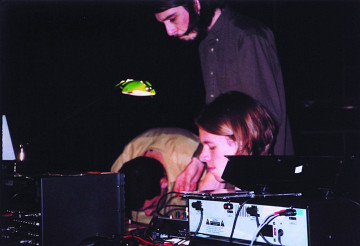 A_dontigny, David Turgeon et Jon Vaughn interprétant une version «trio» de Camp socialiste, lors du festival Digidome, Saskatoon [Saskatoon (Saskatchewan, Canada), 28 septembre 2002]