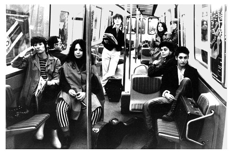 Wondeur Brass (Martine Leclercq; Judith Gruber-Stitzer; Danielle Palardy Roger; Joane Hétu; Gin Bergeron; Diane Labrosse; Claude Hamel) dans le métro de Montréal [Photo: Suzanne Girard, Montréal (Québec), 1982]