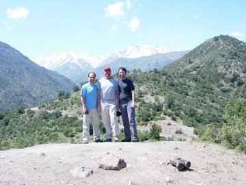 Dans les Andes, près de Santiago (Chili). De gauche à droite: John Young, Paul Rudy, Raúl Minsburg [octobre 2006]